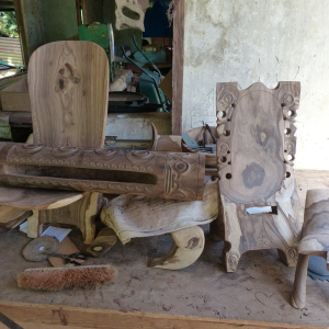 244-Traditionelle-Holzschnitzereien