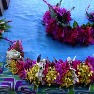 344-Typische-Blumenkränze