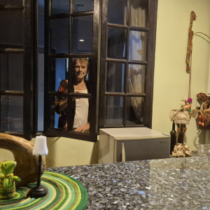 457-Irene-im-Schlafzimmerfenster